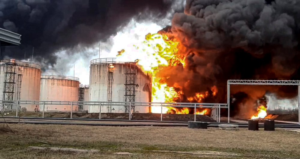 Ukraina sulmon depot e naftes ne Rusi, bisedimet e paqes ne rrezik
